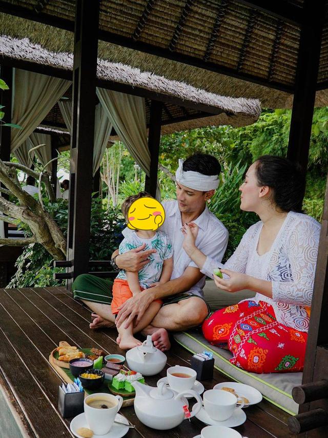 7 Potret Lucky Perdana dan Lidi Brugman Tampil Kompak dengan Busana Khas Bali