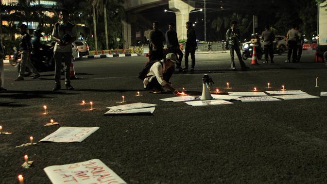 <p>Penyalaan lilin mewarnai acara peringatan Hari Kebebasan Pers Dunia yang digelar AJI Palembang, di Jalan Radial Palembang di simpang DPRD Sumsel, Rabu (3/5/2023) malam (Dok. Humas AJI Palembang / Nefri Inge)</p>