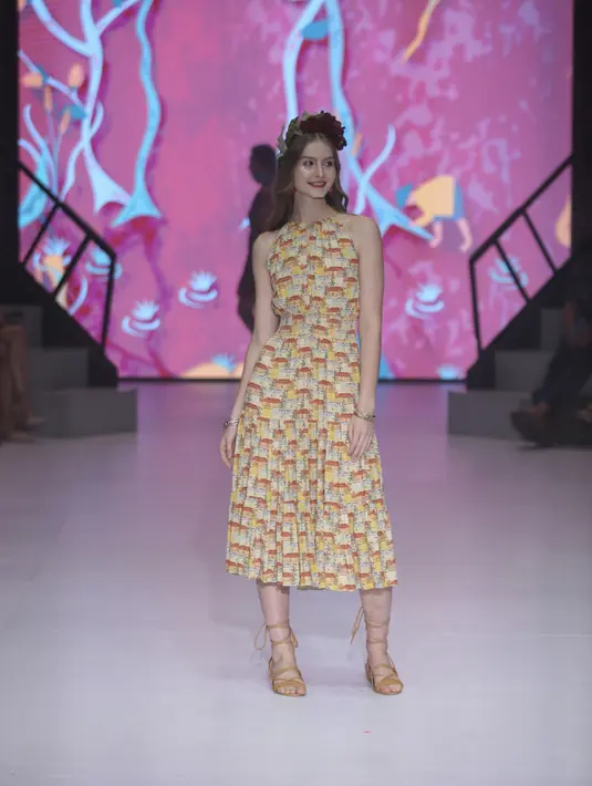 Koleksi ini terdiri dengan warna-warna seperti hijau, coklat, kuning sunset dengan motif bunga dan bordiran yang menarik.   [Fimela/Daniel Kampua]