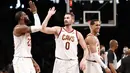 Pebasket Cleveland Cavaliers, LeBron James dan Kevin Love, merayakan kemenangan atas Brooklyn Nets pada laga NBA di Barclay Arena, Senin (26/3/2018). Cleveland Cavaliers menang 121-114 atas Brooklyn Nets. (AP/Kathy Willens)