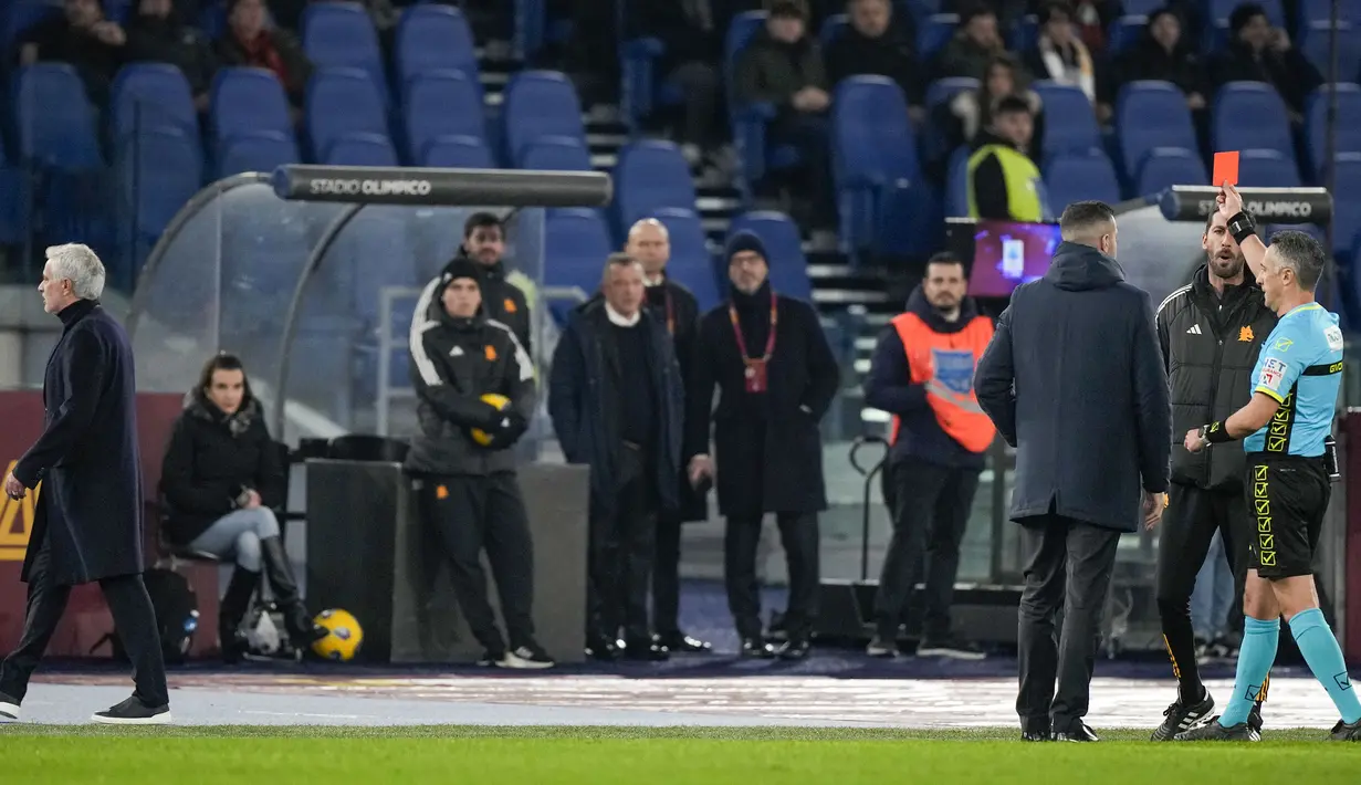 Pelatih AS Roma, Jose Mourinho (kiri) diganjar kartu merah oleh wasit Gianluca Aureliano (kanan) saat laga lanjutan Liga Italia 2023/2024 melawan Atalanta di Olympic Stadium, Roma, Italia, Senin (08/01/2024) dini hari WIB. (AP Photo/Andrew Medichini)