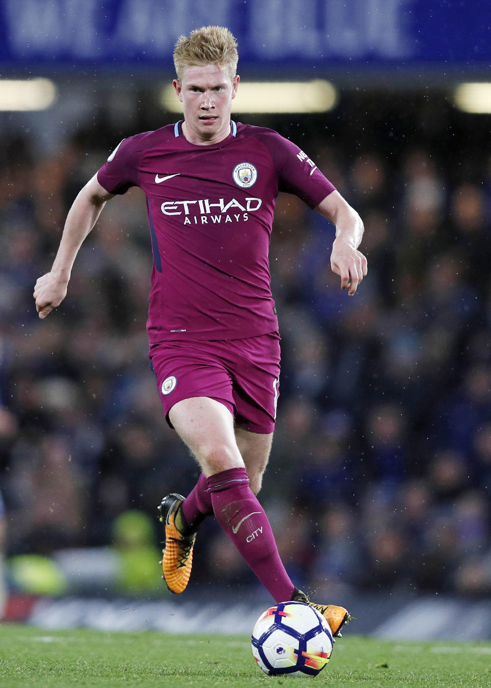 	Gelandang Manchester City, Kevin De Bruyne, menggiring bola saat pertandingan melawan Chelsea pada laga Premier League di Stadion Stamford Bridge, London, Sabtu (30/9/2017). Chelsea kalah 0-1 dari City. (AFP/Adrian Dennis)