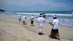 Umat Hindu menghadiri upacara Melasti menjelang Hari Raya Nyepi Tahun Baru Saka 1943 di Pantai Kuta, Bali (11/3/2021). Ritual Melasti untuk menyucikan alam agar Hari Raya Nyepi dapat berjalan  hening serta damai.(AFP/Sonny Tumbelaka)
