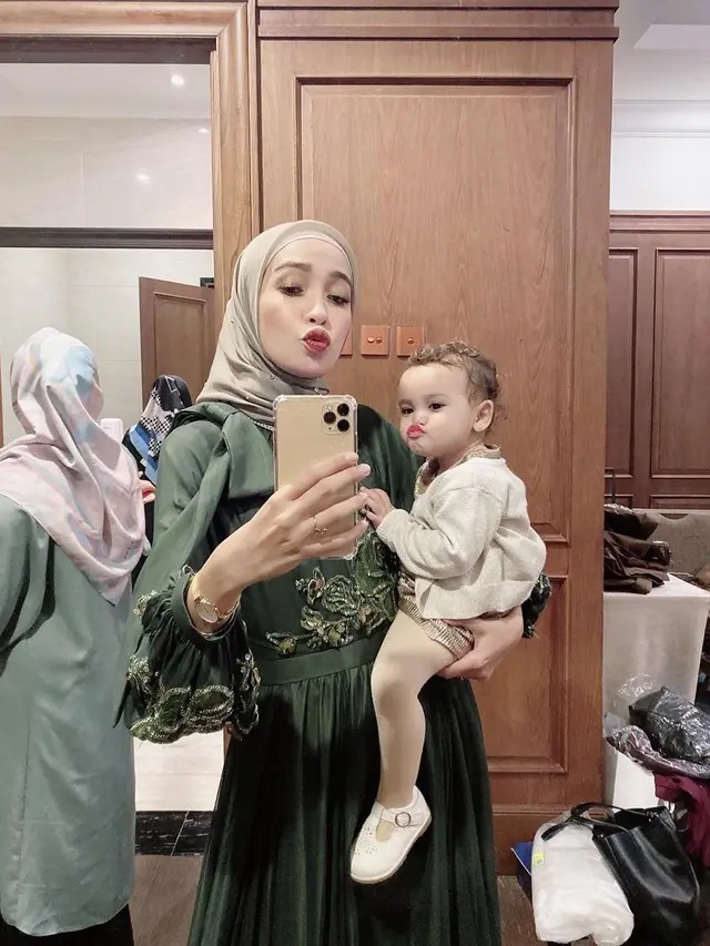 Bak Boneka, Ini 6 Potret Gemas Shireen Amira Anak Irvan Farhad