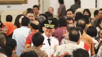Para tamu yang hadir memberikan ucapan selamat kepada Basuki Tjahaja Purnama usai acara pelantikan Gubernur di Istana Negara, Rabu (19/11/2014). (Liputan6.com/Faizal Fanani)