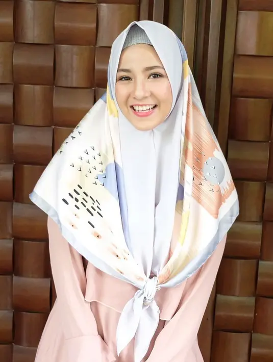 "Yang menariknya adalah anak umur 19 tahun ini menikah. Dan menikahnya sama yang usianya jauh. Tapi pasangan ini tetap bisa menjalani perbedaan itu dan tetap bisa ngejalanin apa yang kita mau," ujar Natasha Rizky. (Instagram/natasharizkynew)