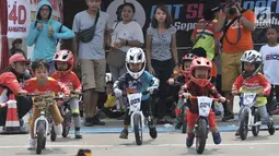 Pembalap balita mengikuti kejuaraan sepeda kategori Push Bike dalam BMX Bearco Fest 2019 di Jakarta International BMX Track, Minggu (25/8/2019). Kejuaraan yang pesertanya menggunakan sepeda keseimbangan tersebut diikuti 105 anak dari berbagai daerah. (merdeka.com/Iqbal Nugroho)