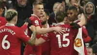 Manchester United berhasil meraih kemenangan tipis 1-0 atas tamunya Brentford pada laga tunda pekan ke-25 Liga Inggris 2022/2023 di Old Trafford Stadium, Kamis (6/4/2023) dini hari WIB. Gol tunggal kemenangan Setan Mearh dicetak striker andalan, Marcus Rashford pada menit ke-27. Gol tersebut menjadi gol ke-15 nya di Liga Inggris musim ini sekaligus menjadi gol ke-27 di semua ajang. Dengan tambahan tiga poin, MU yang kini mengoleksi 53 poin kembali meramaikan persaingan di posisi 3 besar bersama Newcastle United dan Tottenham Hotspur. (AP Photo/Dave Thompson)