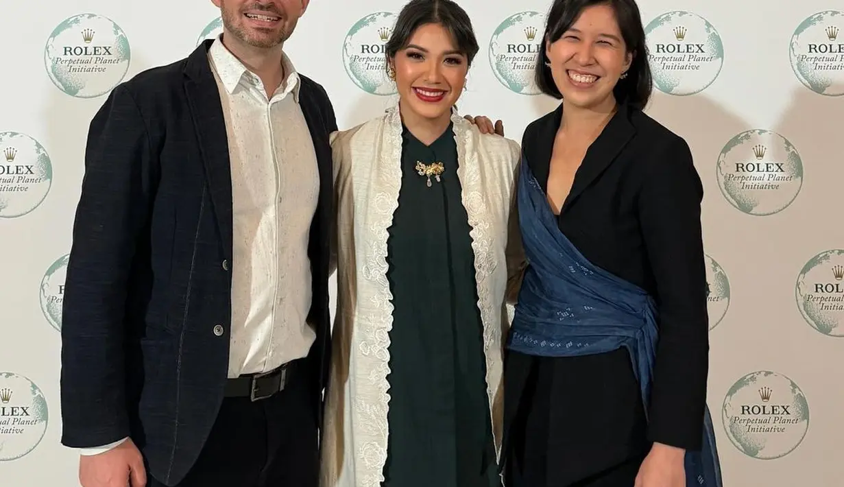 Tampilan santun yang anggun dan elegan dari Franka Makarim. Istri dari Menteri Pendidikan dan Kebudayaan Nadiem Makarim itu mengenakan dress polos warna hijau tua dengan long outer berhias bordiran di tepian. [@frankamakarim]