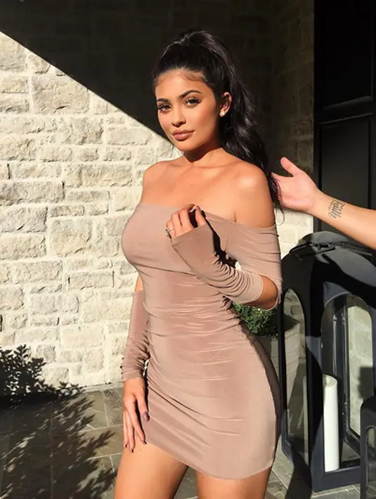 Belum lama ini, Kylie Jenner membuat sensasi dengan memberikan hadiah ulang tahun pada kekasihnya sebuah mobil Bentley Bentayga. Yang harganya di Indonesia sekitar Rp 3,2 miliar. (Instagram/kyliejenner)