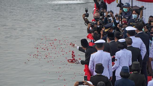 Ketua DPR RI Puan Maharani memimpin upacara peringatan Hari Pahlawan di atas KRI di perairan Teluk Jakarta, Selasa (10/11/2020)