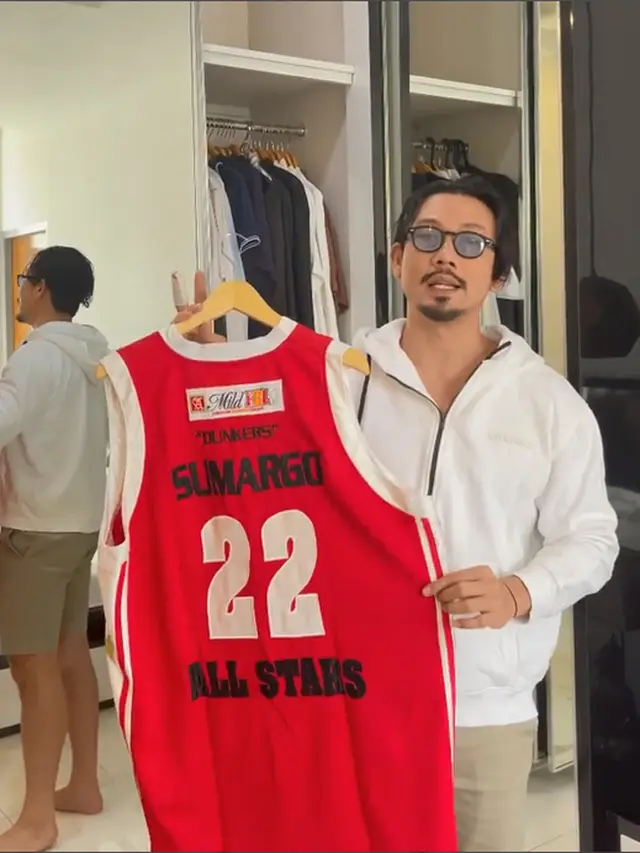 [Fimela] Denny Sumargo Lelang Jarsey