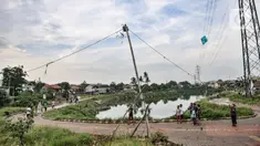Anak-anak saat bermain layang-layang di sekitar Waduk Kampung Rambutan 2, Jakarta, Kamis (12/11/2020). Waduk seluas 4,6 hektare yang rampung dibangun oleh Pemprov DKI pada 2019 tersebut kini menjadi lokasi wisata alternatif bagi warga setempat, terlebih saat pandemi Covid-19.  (merdeka.com/Iqbal S.