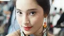 Bukan lagi dengan Hoop Earringsnya, kali ini Tatjana tampil dengan Dangle Earrings bermanik-manik. Penampilannya menjadi cheerful banget, terlebih dengan sapuan lipstick merah di bibirnya. (Instagram/tajanasaphira)