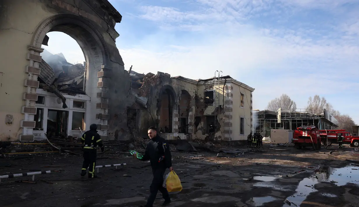Polisi setempat mengatakan satu orang terluka di kota industri wilayah Donetsk, yang diduga menjadi sasaran rudal S-300 Rusia pada Minggu pagi. (Anatolii STEPANOV/AFP)