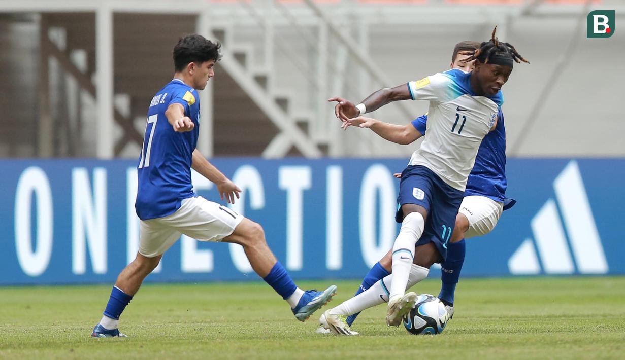Pemain Timnas Inggris U-17, Joel Ndala, berusaha melewati pemain Uzbekistan U-17 pada babak 16 besar Piala Dunia U-17 2023 di Jakarta International Stadium (JIS), Rabu (22/11/2023). Ndala beberapa kali berhasil menembus pertahanan lawan berkat kecepatan dan kepiawaiannya dalam mengolah si kulit bundar. (Bola.com/M Iqbal Ichsan)
