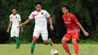 Pemain depan timnas U-23 Indonesia, Evan Dimas (tengah) berebut bola dengan salah satu pemain Martapura FC saat laga uji coba di National Youth Training Centre, Sawangan, Depok (4/1/2015). (Liputan6.com/Helmi Fithriansyah)