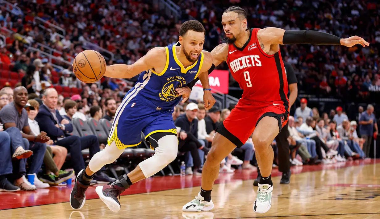 Pemain Golden State Warrirors, Stephen Curry (kiri) berusaha melewati pemain Houston Rockets, Dillon Brooks pada laga lanjutan NBA 2023/2024 di Toyota Center, Houston, Texas, 29 Oktober 2023 waktu setempat. (AFP/Getty Images/Tim Warner)