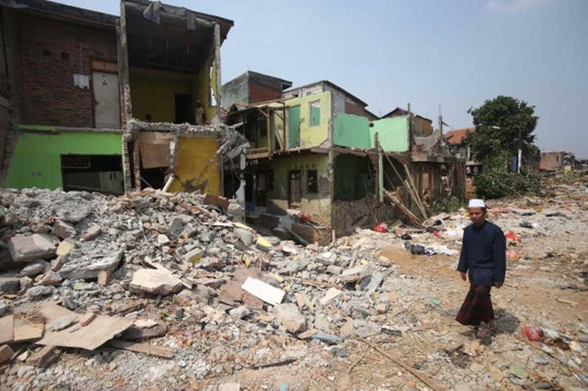 Pasca penggusuran, bantaran Ciliwung mulai dipasangi tiang pancang