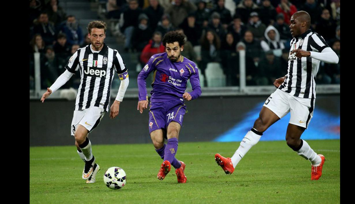 Duel panas terjadi di leg pertama semifinal Coppa Italia antara Juventus melawan Fiorentina di stadion Juventus, Turin,Italia, Rabu (5/3/2015). Fiorentina Menang 2-1 atas Juventus. (AFP PHOTO/Marco Bertorello)
