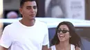 Ini potret liburan mesra Kourtney Kardashian dan Younes Bendjima sata liburan di Saint Tripez, 3 Juli 2017. (BACKGRID/HollywoodLife)