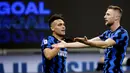 Pemain Inter Milan Skriniar (kanan) merayakan golnya ke gawang Atalanta pada pertandingan Serie A di Stadion San Siro, Milan, Italia, Senin (8/3/2021). Inter Milan menang 1-0. (AP Photo/Luca Bruno)