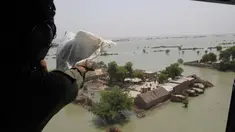 Tentara Pakistan melihat kondisi tempat warga terjebak banjir di Desa Rajanpur, Punjab, Pakistan, Kamis (6/8/2015). Sedikitnya 116 orang tewas dan lebih dari 850 ribu warga terkena dampak banjir tersebut. (AFP PHOTO/SS MIRZA)