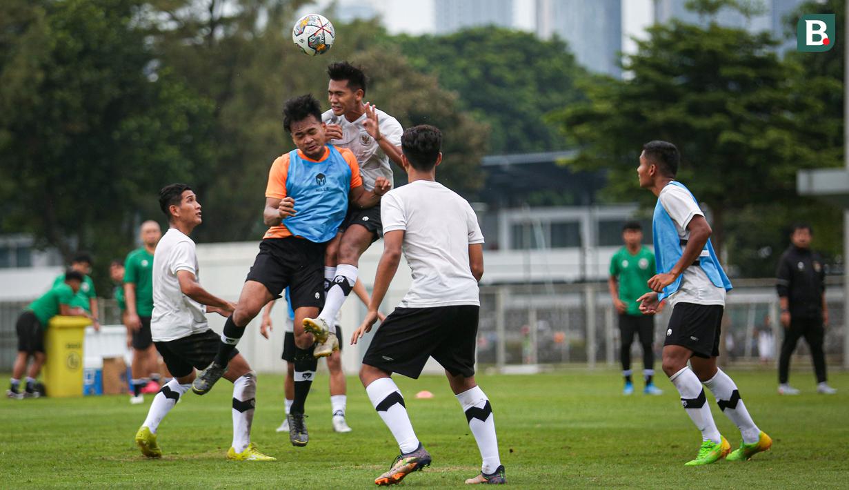 <p>Pemain Timnas Indonesia U-22 melakukan pemusatan latihan untuk SEA Games 2023 yang berlangsung di Lapangan A, Kompleks Stadion Utama Gelora Bung Karno (SUGBK), Kamis (02/03/2023). Pemusatan latihan ini akan berlangsung dari tanggal 1-16 Maret 2023. (Bola.com/Bagaskara Lazuardi)</p>