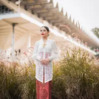 Cantiknya penampilan Prilly Latuconsina mengenakan kebaya brokat modern berwarna putih. Ia padukan penampilannya di sini mengenakan kain batik merah yang serasi sebagai rok. [Foto: Instagram/prillylatuconsina96]