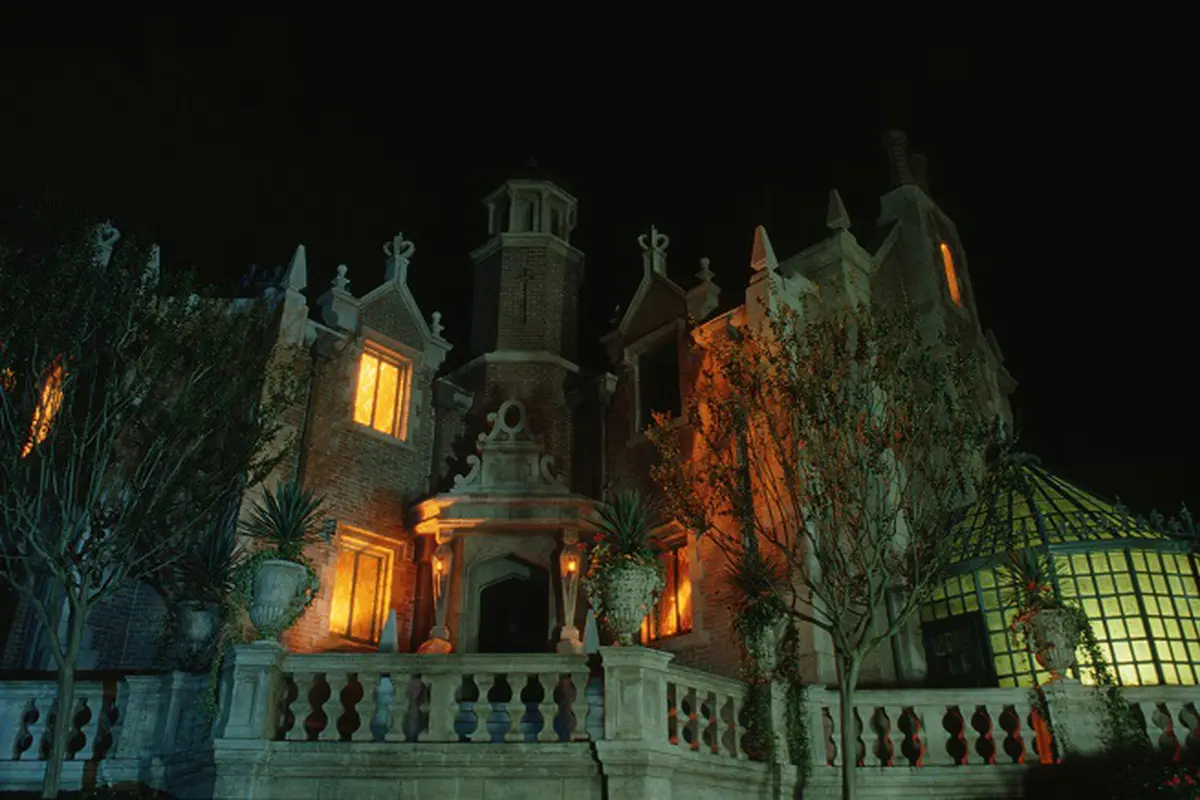 Disney Buat Ulang Haunted Mansion di Tangan Sutradara Pacific Rim