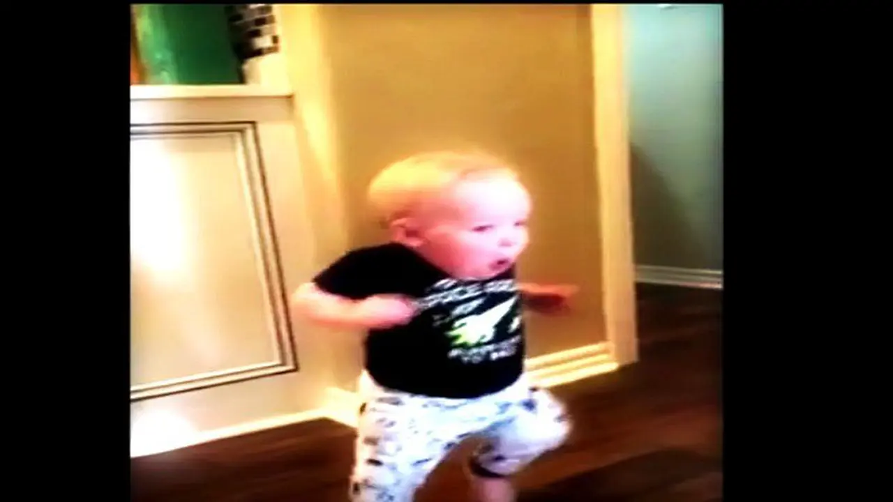 Dikejutkan Suara Auman Kakek, Bayi Lucu Jack Lari Terbirit-birit