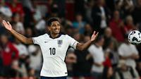 Gelandang Inggris #10, Jude Bellingham, merayakan gol kedua bagi timnya dalam pertandingan persahabatan internasional antara Inggris dan Senegal di stadion City Ground, Nottingham, pada 10 Juni 2025. Gol tersebut dianulir karena terjadi handball. (Paul ELLIS/AFP)