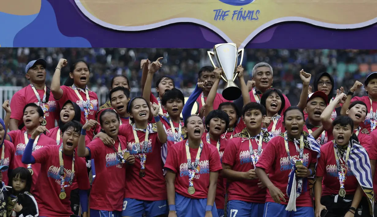 Pemain Persib Bandung Putri mengangkat trofi juara Liga 1 Putri di Stadion Pakansari, Bogor, Sabtu (28/12). Persib Putri juara Liga 1 Putri 2019.(Bola.com/Yoppy Renato)
