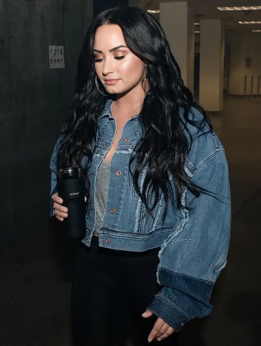 Dilansir dari E! News, dalam sebuah wawancara, Demi Lovato menceritakan tentang rencana bunuh diri, sembuh dari mabuk, dan sebagainya. (instagram/ddlovato)