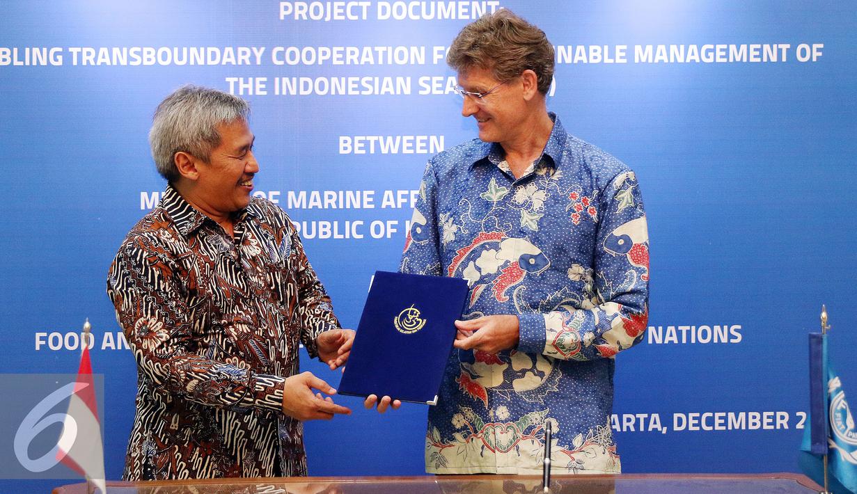 Sjarief Widjaja (kiri) menyerahkan nota kerjasama kepada Mark Smulders di Jakarta, Rabu (28/12). Kerja sama ini juga untuk memfasilitasi penerapan pendekatan ekosistem guna pengelolaan perikanan (EAFM). (Liputan6.com/Helmi Fithriansyah)