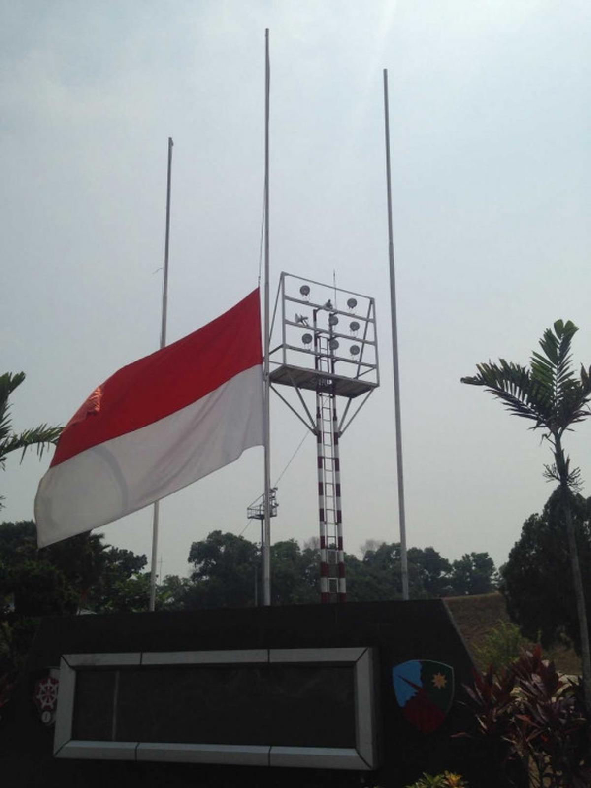 Bendera setengah tiang berkibar di Markas TNI AU Pekanbaru