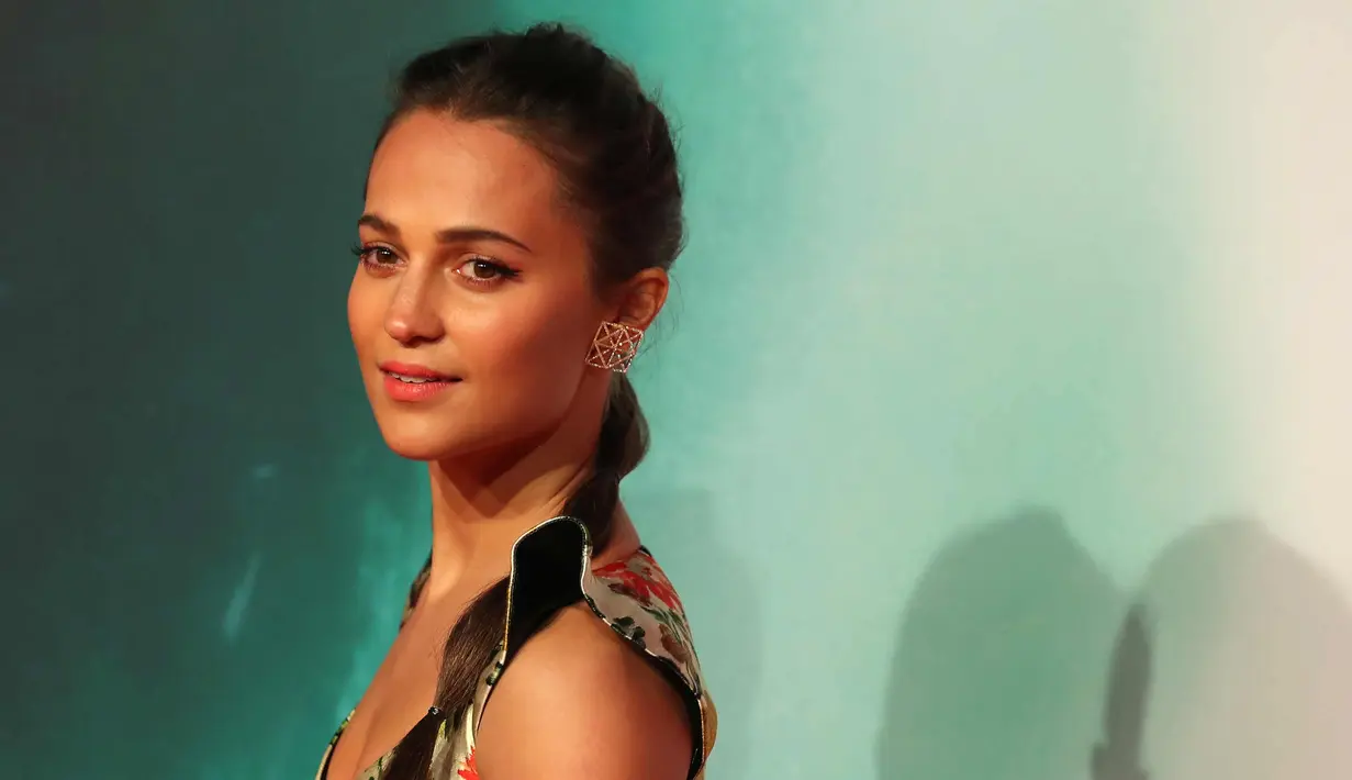 Alicia Vikander saat tiba menghadiri pemutaran film Tomb Raider, di London (6/3). Tomb Raider merupakan film aksi petualangan 2018 yang disutradarai Roar Uthaug dan ditulis oleh Geneva Robertson-Dworet dan Alastair Siddons. (AFP Photo/Daniel Leal-Olivas)