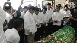 Bakal Calon Presiden Partai Gerindra Prabowo Subianto saat melayat ke rumah duka almarhum Desmond Junaidi Mahesa di Jakarta, Sabtu (24/6/2023). (merdeka.com/imam buhori)