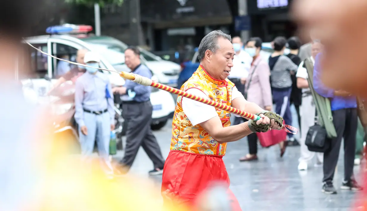 FOTO: Melihat Permainan Gangsing Raksasa di China - Foto Liputan6.com