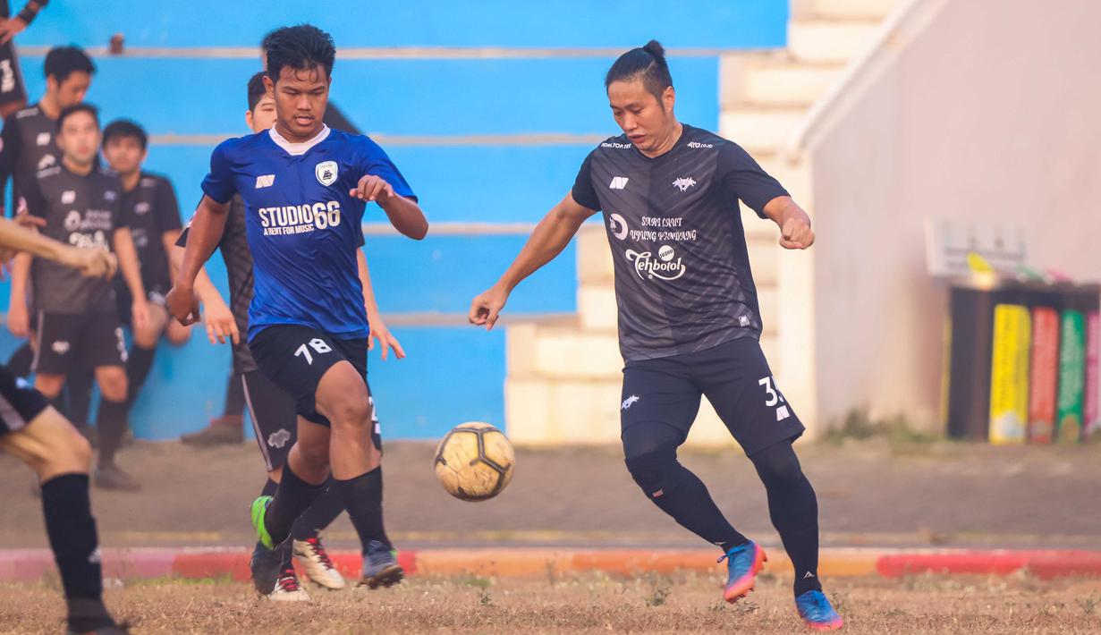 Pemain berebut bola saat laga Liga Ayo Jakarta 2019. (Liga Ayo)