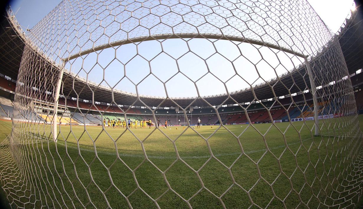 Kondisi gawang dan rumput lapangan saat Sriwijaya FC berlatih di Stadion Utama Gelora Bung Karno, Senayan, Jakarta, Sabtu (17/10/2015) pagi WIB. (Bola.com/Nicklas Hanoatubun)