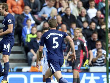 Striker Tottenham Hotspur, Harry Kane, melakukan selebrasi usai mencetak gol ke gawang Huddersfield Town pada laga Premier League di Stadion The John Smith, Sabtu (30/9/2017). Tottenham Hotspur menang 4-0 atas Huddersfield Town. (AP/Nigel French)