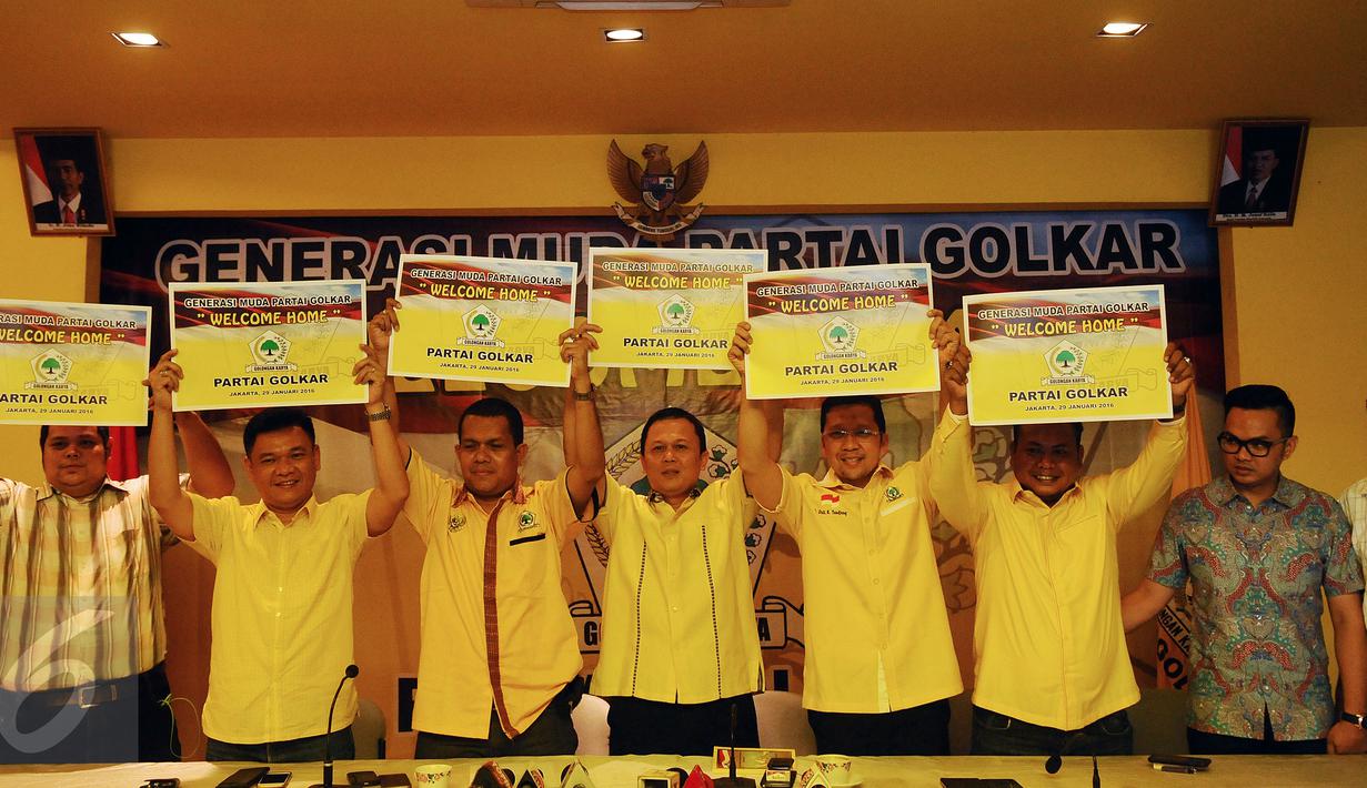 Sejumlah fungsionaris Generasi Muda Partai Golkar mengangkat pamflet usai memberi keterangan di Jakarta, Jumat (29/1/2016). GMPG mengapresiasi keputusan Menkumham yang memberi kepastian legal standing DPP Partai Golkar. (Liputan6.com/Helmi Fithriansyah)