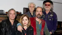 Peter Buck dan Corin Tucker merupakan biang keladi digandengnya Krist Novoselic ke dalam proyek mereka.