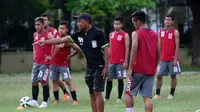 Pusamania Borneo FC menjalani latihan di Lapangan Kottabarat, Solo, Jumat (4/12/2015). (Bola.com/Romi Syahputra)