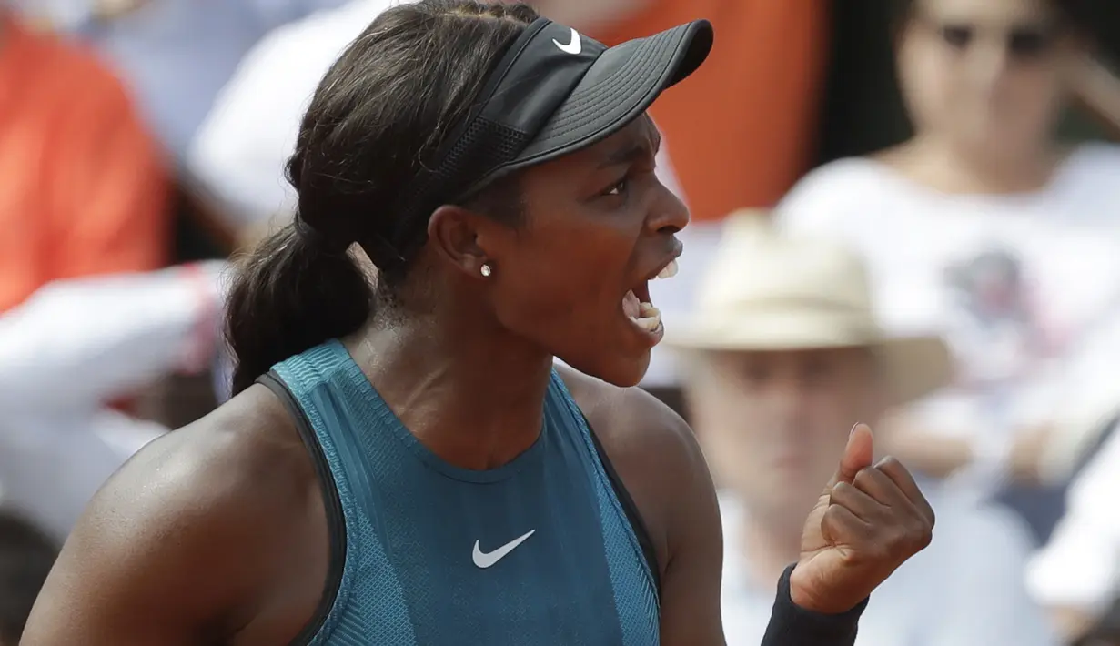 Gaya Sloane Stephens usai mencetak poin saat meawan Simona Halep pada final Prancis Terbuka 2018 di Roland Garros stadium, Paris, Prancis, (9/6/2018). Simona menang 3-6, 6-4, 6-1. (AP/Alessandra Tarantino)
