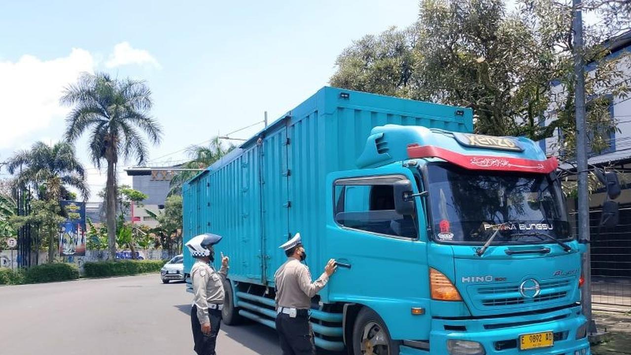 Polres Sumedang Gencarkan Razia Truk Sumbu Tiga, Pastikan Arus Mudik Lebaran Lancar