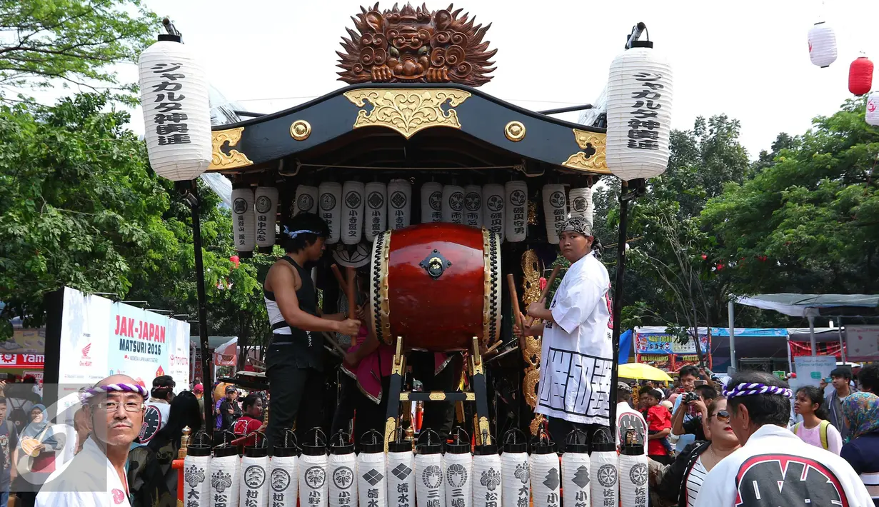Arak-arakan kebudayan Jepang saat Jak-Japan Matsuri di Senayan, Jakarta, Sabtu (3/9). Jak-Japan Matsuri tersebut menampilkan beragam pentas seni dan budaya khas Jepang. (Liputan6.com/Angga Yuniar)