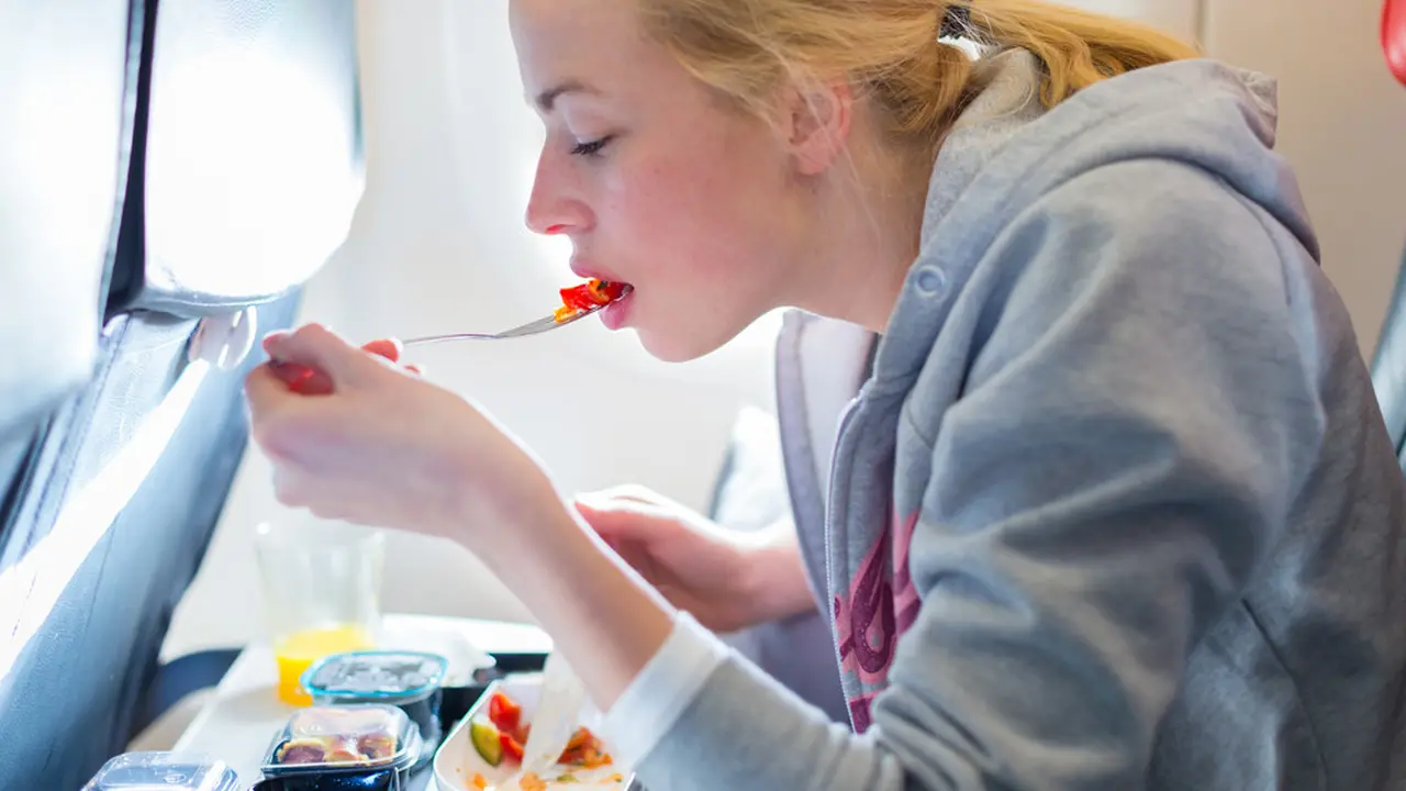 6 Makanan yang Harus Dihindari Sebelum Naik Pesawat (Matej-Kastelic/Shutterstock)