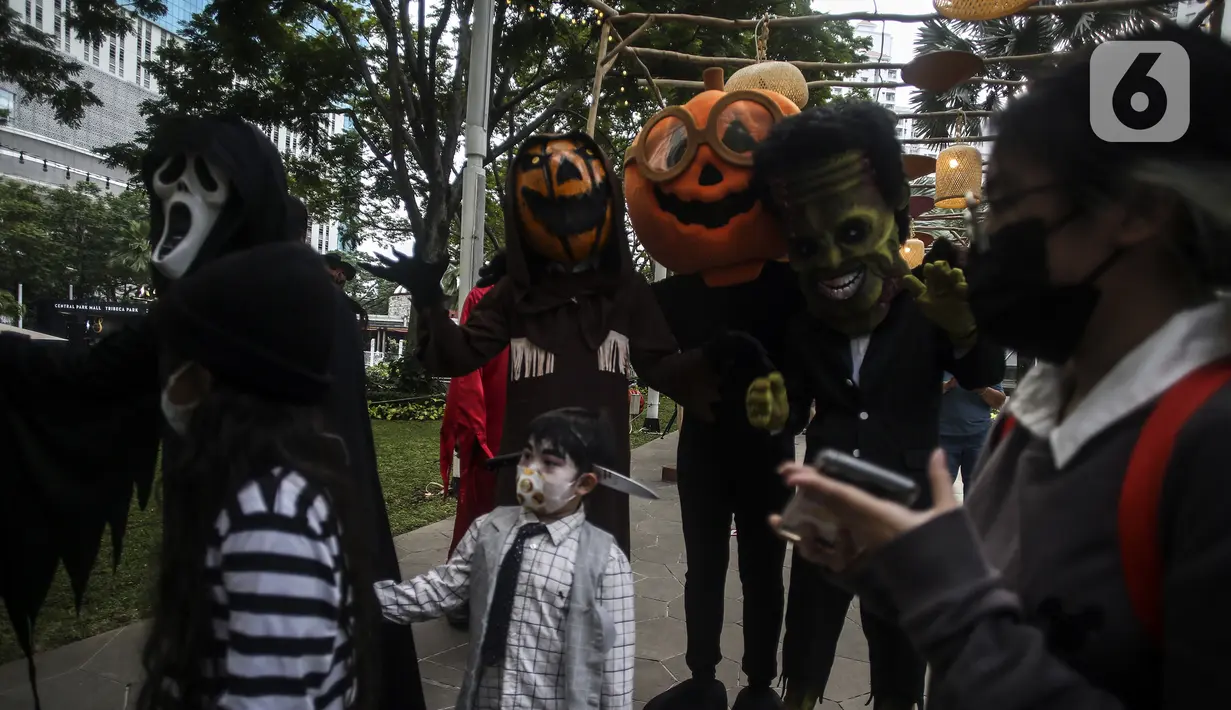 Para peserta mengenakan kostum unik saat Parade Kostum Halloween di Mall Central Park, Jakarta, Sabtu (30/10/2021). Parade Kostum Halloween kali ini akan dipenuhi dekorasi dan instalasi bertemakan berbagai ornamen layaknya seperti di negeri ajaib. (Liputan6.com/Johan Tallo)